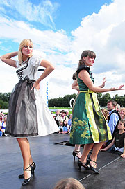 Angermaier Galopp in Tracht 2011 (©Foto: Ingrid Grossmann)